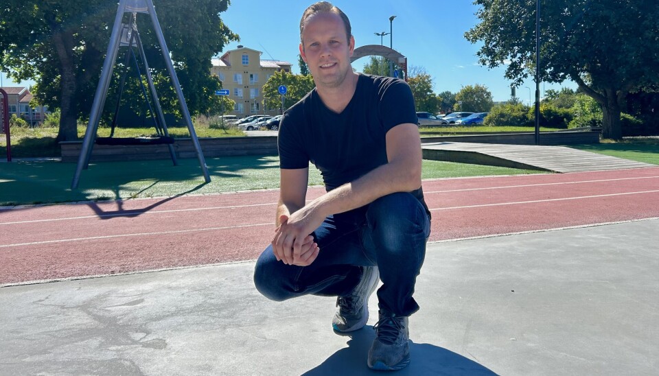 Patric Stjernström, huvudarrangör av årets Håbo Festival, med blivande festivalområdet i bakgrunden.