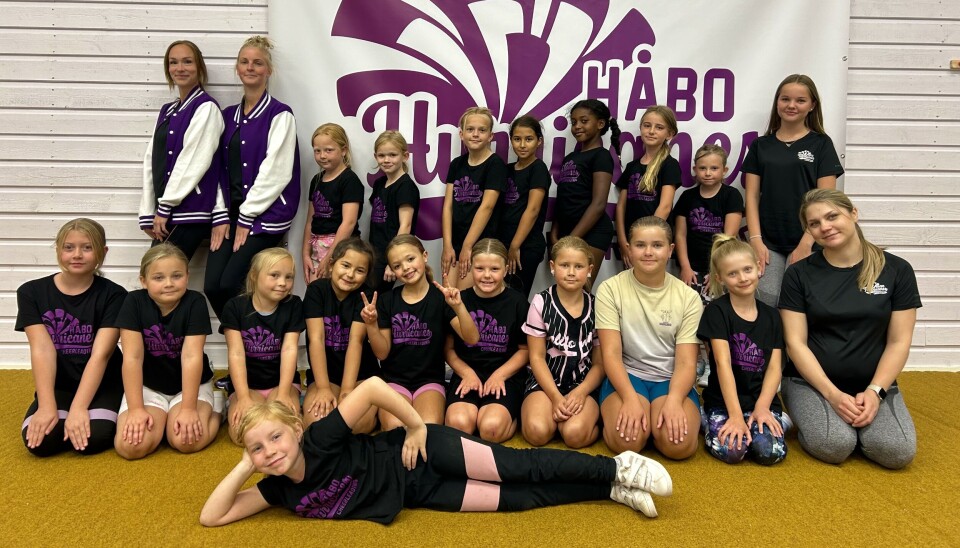 Premiärtruppen. Håbo Hurricanes Cheerleading – föreningens första trupp med tränare.