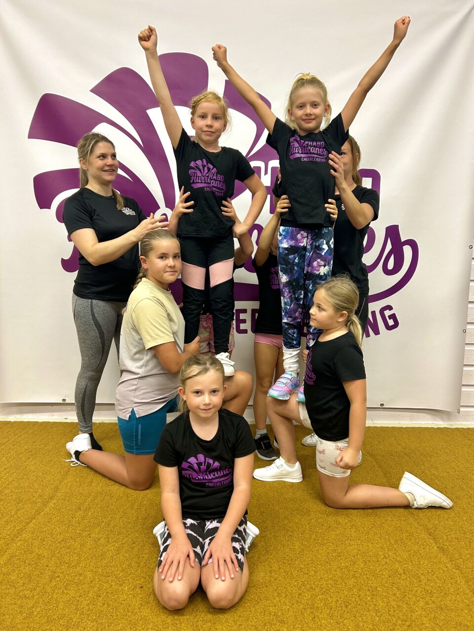 Laddade. Deltagare i Håbo Hurricanes Cheerleading.