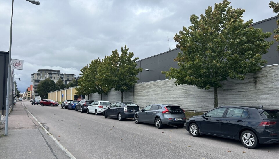 Sandgatan med baksidan av den gamla padelhallen och billhallen en bit bort, som båda på sikt ska rivas.