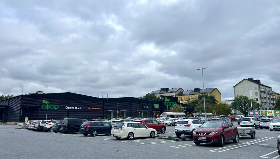 Det kommer att förläggas en livsmedelsbutik i området men på en ny plats och man kommer att integrera parkering i själva byggnaden.