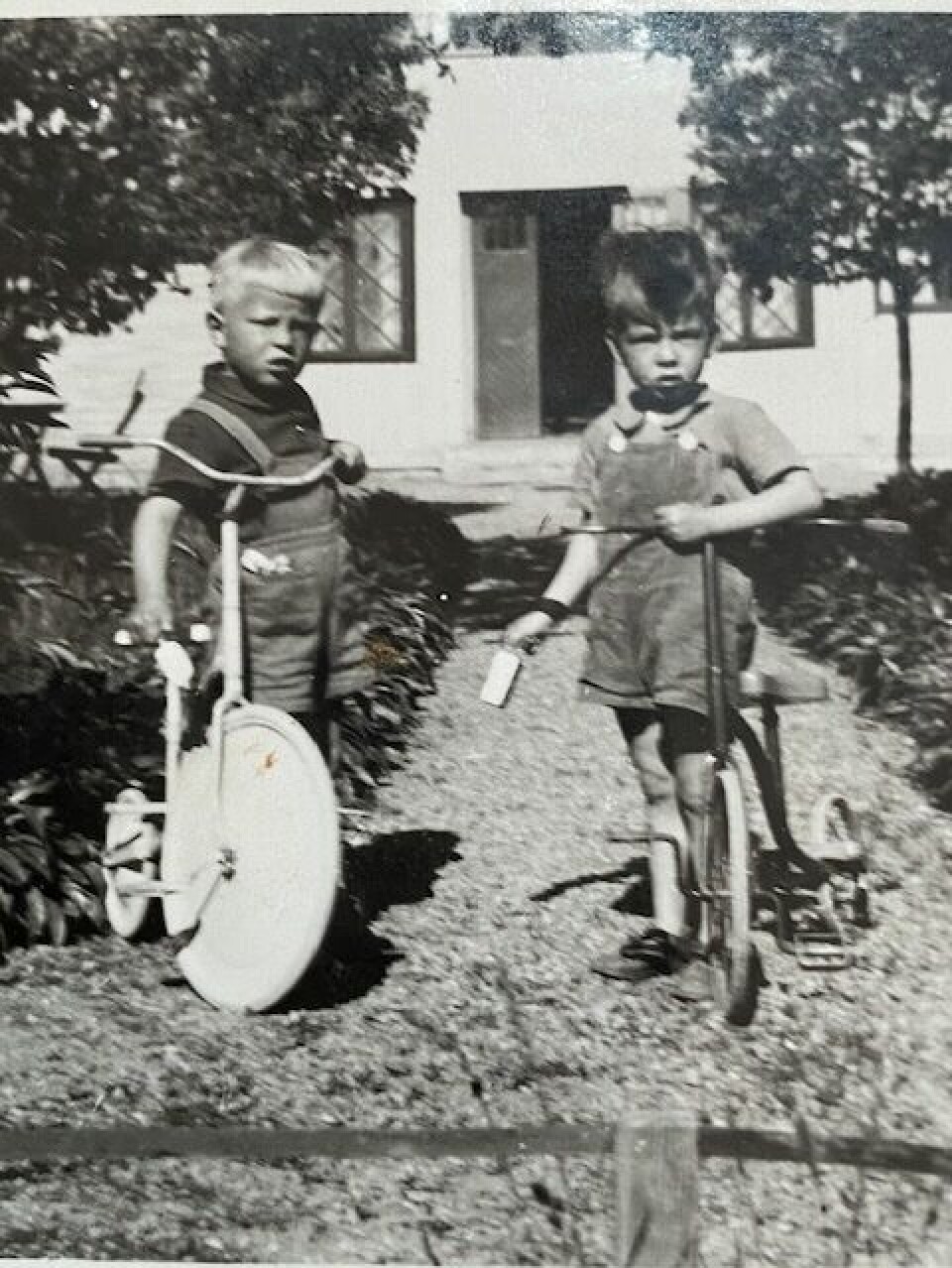 Bengt Öberg (till vänster) och Hans Göran Tägtström var tidigt glada i sina cyklar. Bilden är tagen något år innan den långa turen från Örsundsbro till Enköping.