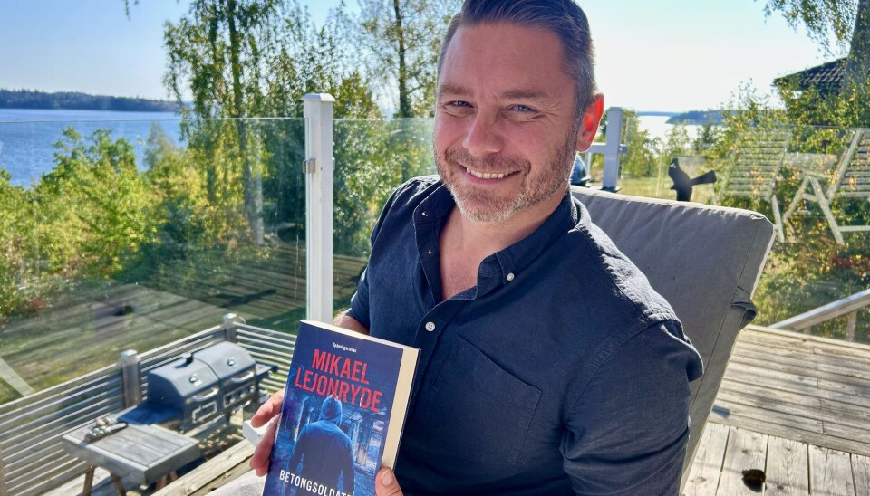 Bålstabon Mikael Lejonryde har författarskapet som sin hobby och har nyss kommit ut med sin senaste bok 'Betongsoldaten