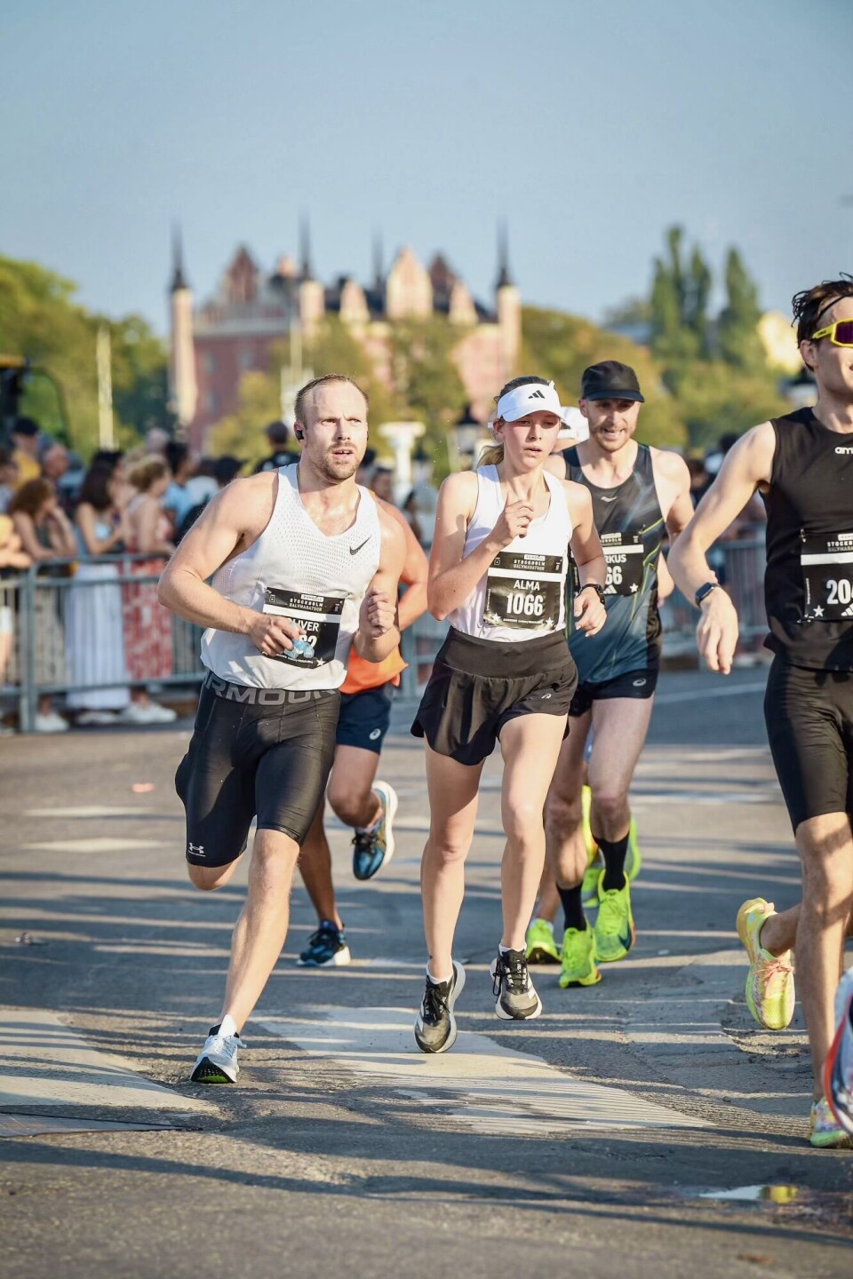 Alma Unnerstedt när hon springer Stockholm Halvmarathon.