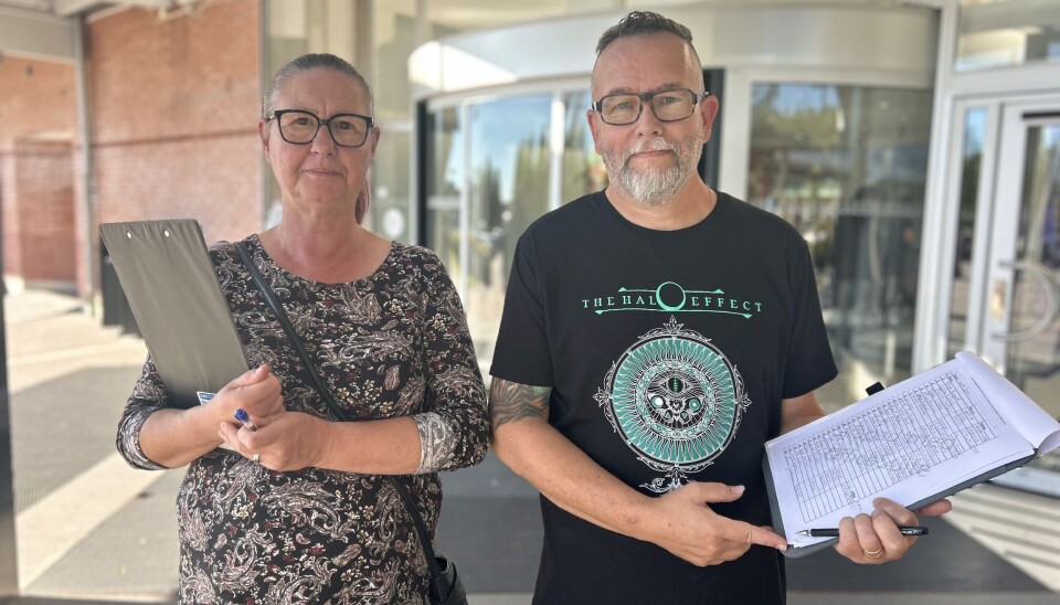 Börje Ensgård, här tillsammans med Eva-Lena Andersson när de tillsammans samlade in protester mot beslutet om färdtjänst inom Håbo kommuns gränser.
