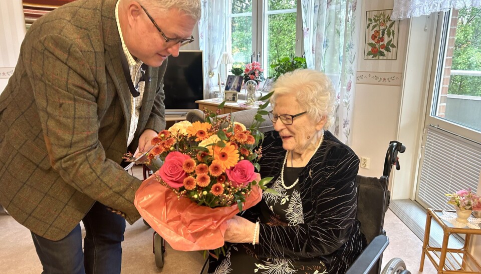 På sin 100-årsdag blev Dagny Silén bland annat uppvaktad med blommor och kort av kommunstyrelseordförande Peter Book.