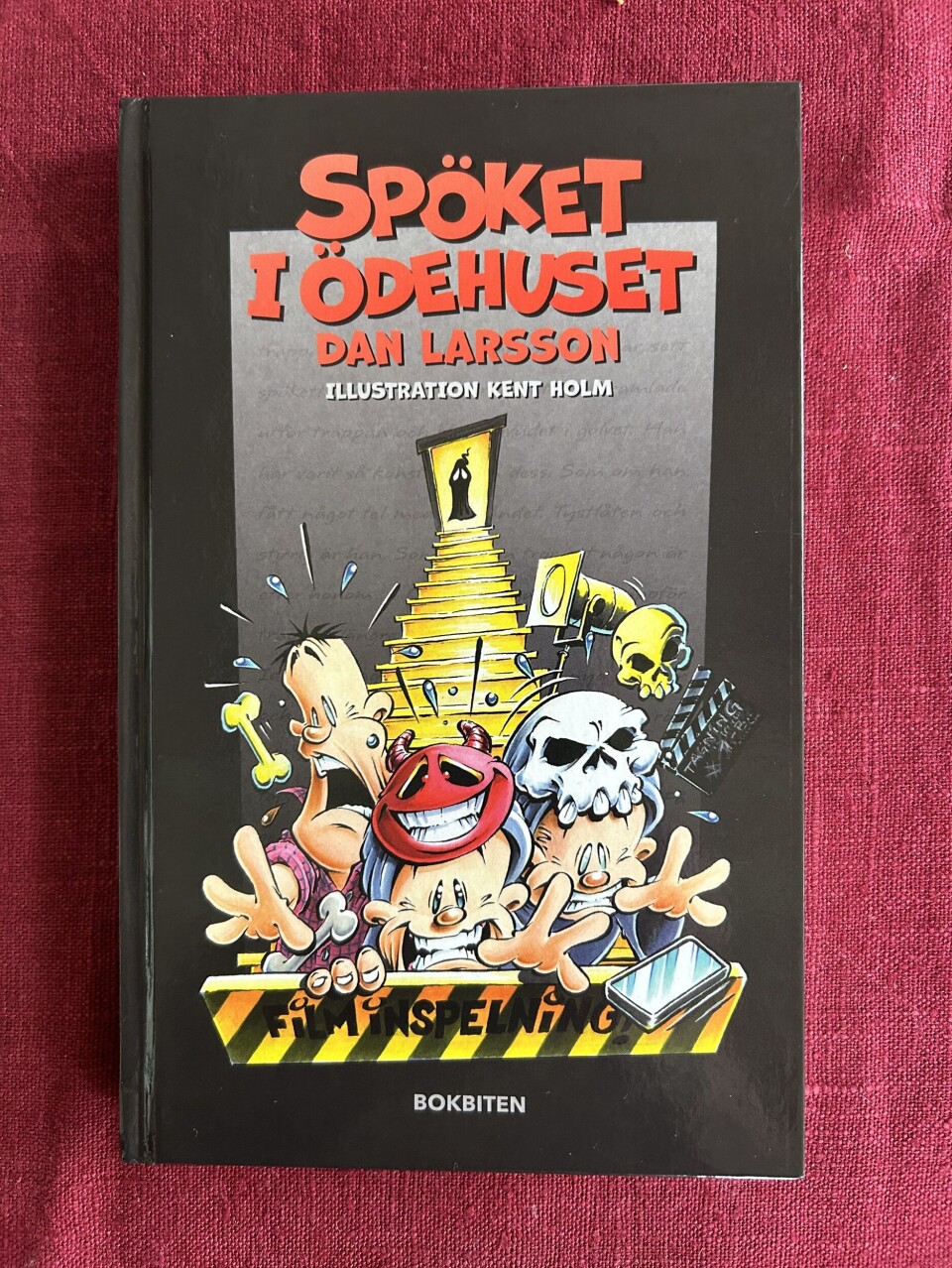'Spöket i ödehuset' är Dan Larssons tionde bok i serien om Enköpingsdeckarna.