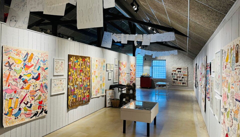 Utställning: Inger Åberg – Åbergs museum. I sina nyskapande och naivistiska textila verk använde Inger Åberg (1945–2024) ofta barnteckningar som underlag.