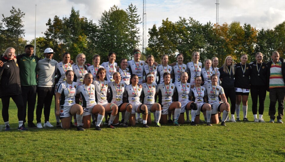Silvertjejer. Enköping Rugbyklubbs damer vann SM-silver i 15-manna på hemmaplan i lördags.