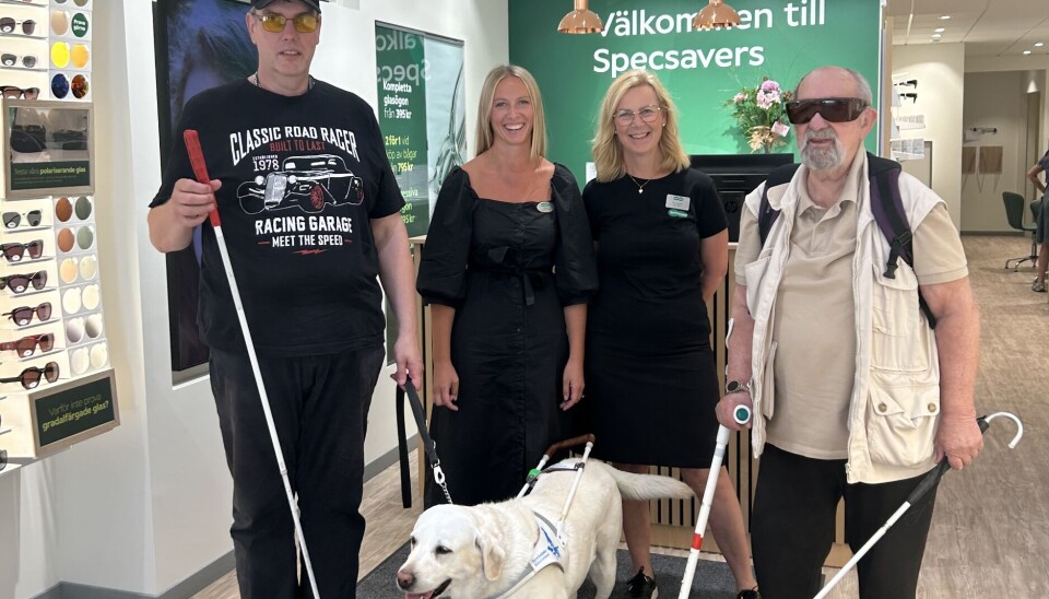 Från vänster: Arne Sundwall, ordförande SRF Enköping, Evelina Valgeborg, butikschef och Pia Lindqvist, butiksägare Specsavers Enköping samt Jan Wigdell, ledamot SRF Enköping.