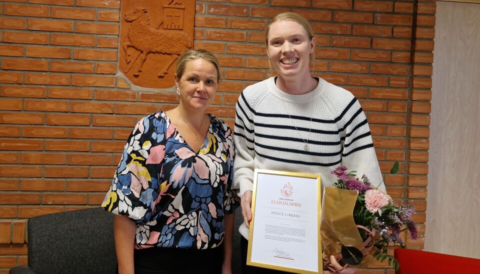 Prisad. Hedvig Lindahl emottog priset Årets Eldsjäl på kommunfullmäktige den 7 oktober. På bild med Cathrine Öhrqvist, kommunstyrelseordförande i Håbo.
