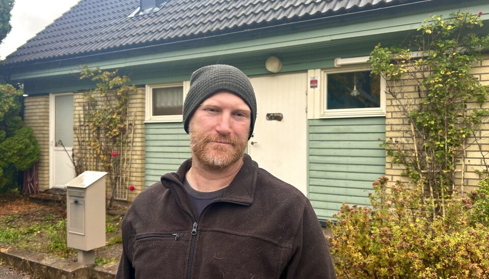 Patrik Carlsson är arg och besviken över hur takläggningsföretaget sålt på hans äldre far ett nytt tak trots att det inte behövs.