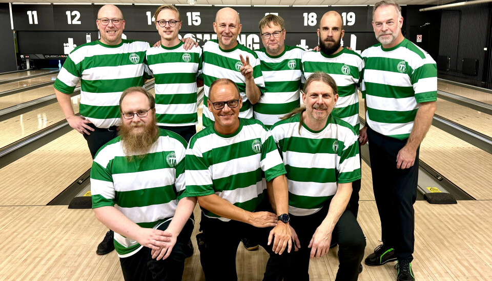 Premiärseger. Enköpingsspelarna Johan Brunsberg och Stefan Dew (översta raden fyra och sexa från vänster). Stefan Yngström var inte med i den här matchen.