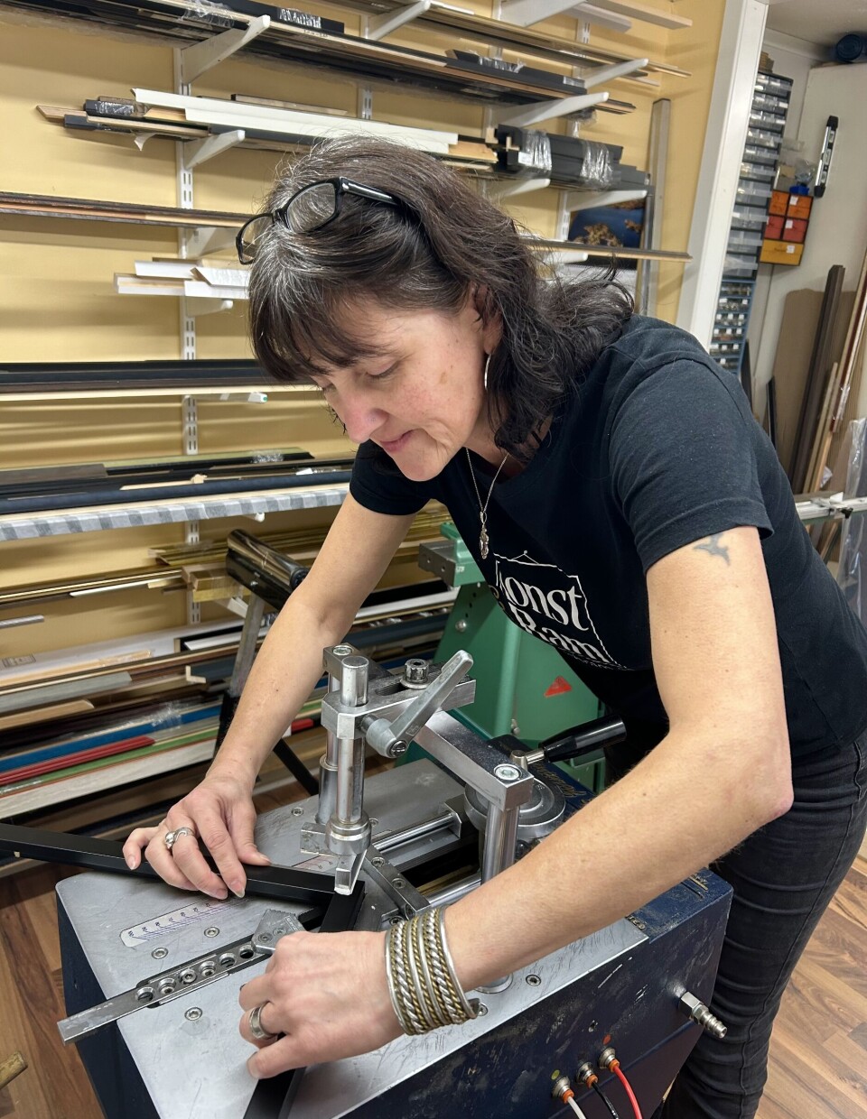 Tess Enarsson vid spikmaskinen.