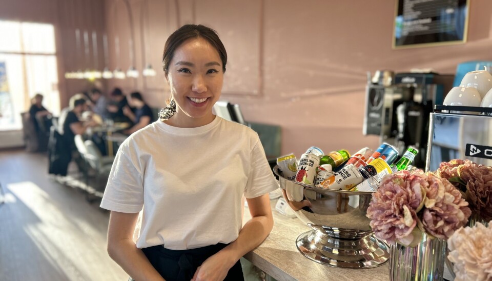 Nomi Bat driver kafédelen av We Love Café & Restaurang.