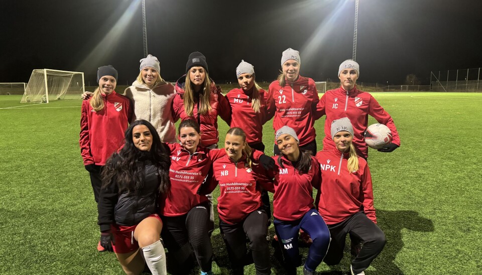 Håbo FF:s damjuniorer har fått möjligheten att jobba på att stärka självkänslan, både på och utanför fotbollsplanen (Agustina Mac-Donald är i främre raden, andra från höger).