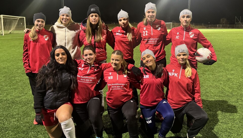 Fotboll också. Moa Kjöraas (längst bak till vänster) spelar med Håbo FF:s damjuniorer.