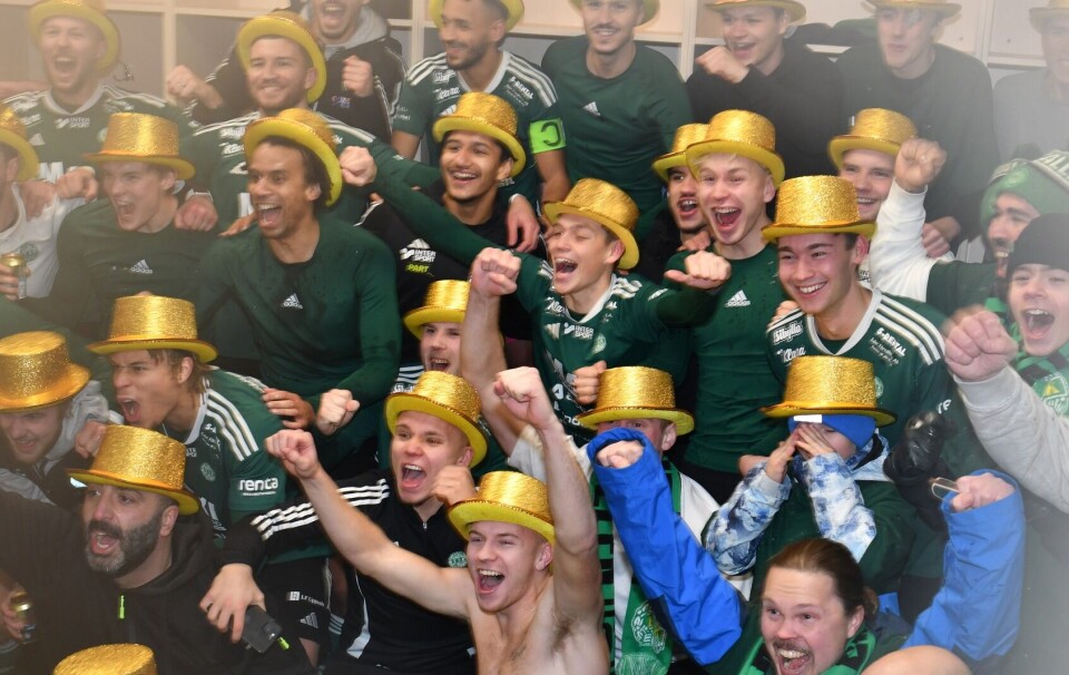 Ettan, här kommer ESK! De grönsvarta spelarna firar avancemanget till norrettan i omklädningsrummet efter det galna dramat i Karlstad.