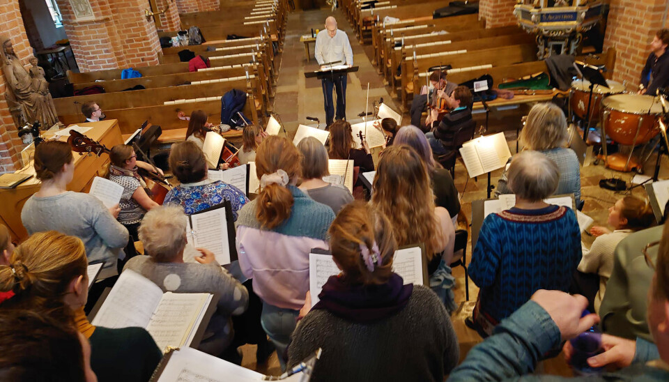 Bålsta Kammarkör bjuder i år på en svängig och stämningsfull adventskonsert på Fridegårdsscenen på lördag 30 november.