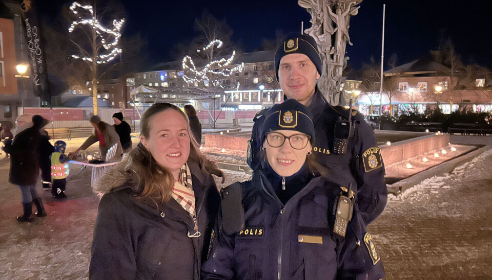 Under ljusmanifestationen i Enköping i lördags kunde man köpa ljus från Kvinnojouren i Enköping. På bild från vänster: Emelie Boman, trygghetsstrateg på Enköpings kommun, samt poliserna Malin Persson och Philip Dolfie.