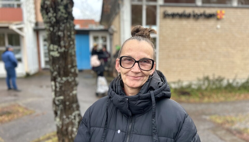 Utsatta. Matbryggan är beroende av donationer för att kunna dela ut matkassar till människor som lever i ekonomisk utsatthet. Päivi Posio är ansvarig för matutlämningen.