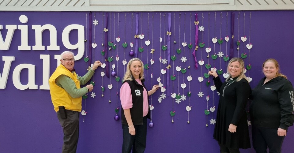 Giving wall. Från vänster: Jan Andersson, Lions Club Bålsta, Maria Helling, Bålsta Centrum, Linnéa Walger och Sarah Altin Tolppanen, Håbo pastorat vid den välgörande väggen vid Apotek Hjärtat i Bålsta centrum.