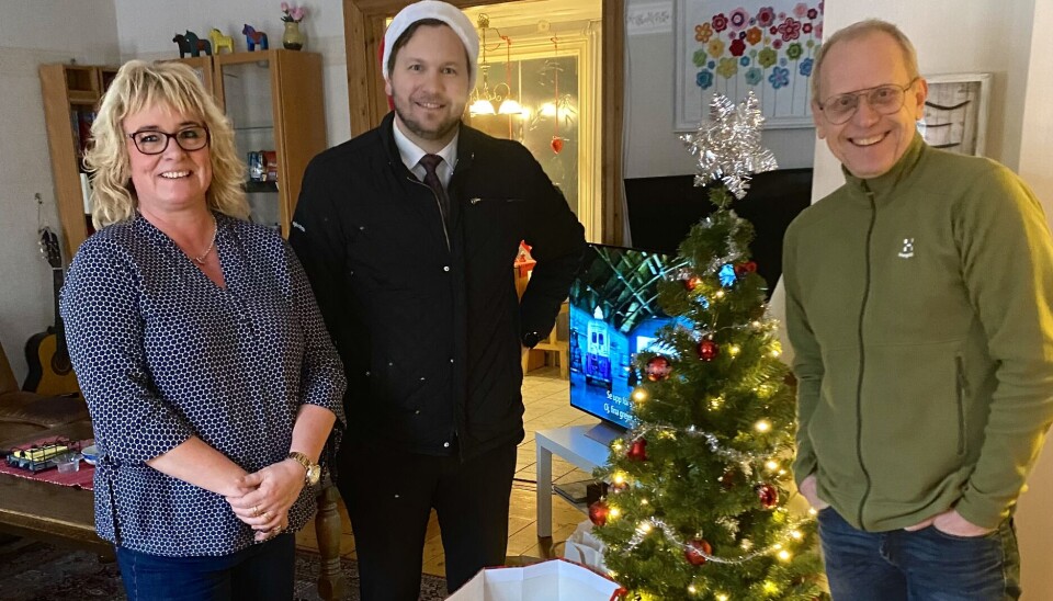 Marika Englundh, Hela Människan, Johan Ekblad, Fastighetsbyrån, och Peter Ulveström, Hela Människan, med julklappar som förra årets skänktes till härberget i Enköping.