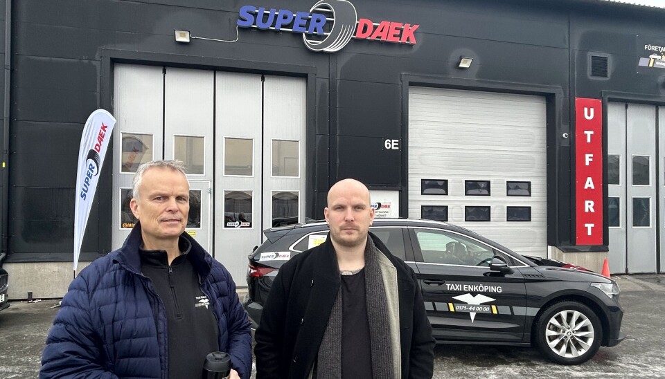 Nya ägare. Johan Petersson (till vänster) äger och driver nu Taxi Enköping tillsammans med sonen Jesper Petersson och driver även intilliggande Företagstvätten och däckverkstaden Super Daek.