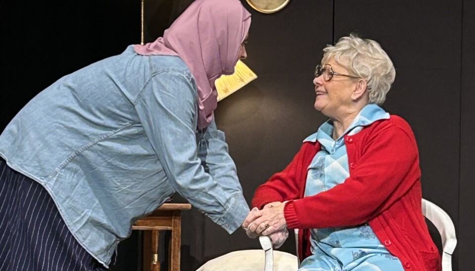 Nazarina har sin första dag inom hemtjänsten. Hon, till skillnad från sin kollega Nettan, ser och hör gamla Lilly, som fattar tycke för det nya vårdbiträdet. Foto: lotta wallebring