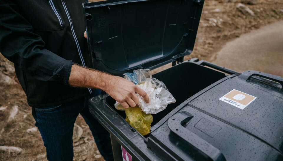 Det nya tvådelade kärlet som Vafabmiljö tagit fram för plast och pappersförpackningar. Kärlen kommer att delas ut till villahushåll i Enköping under 2026.