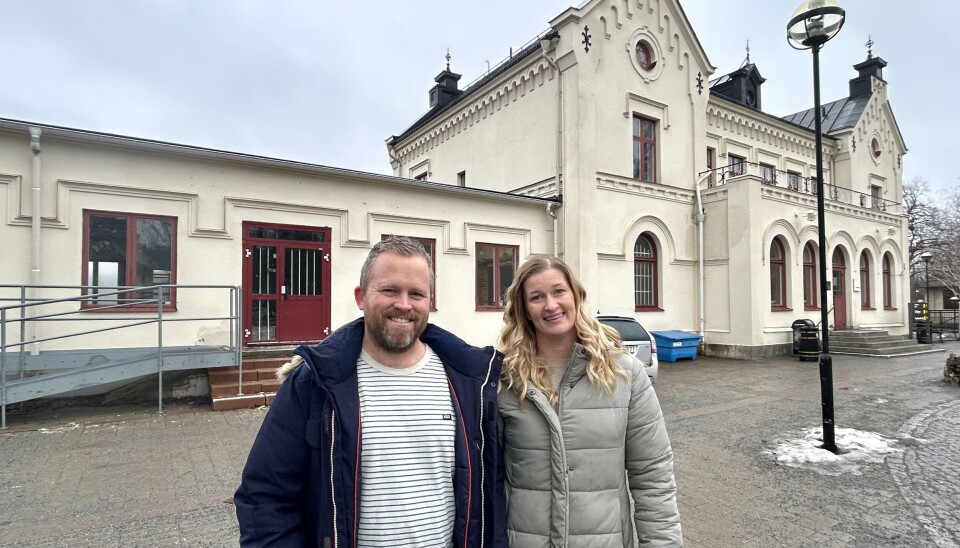Nya hyresgäster. Andreas Engström och Linda Wallén flyttar snart in sitt Bangårdens Café och Kiosk i stationshuset. ”Vi vill skapa en härlig mötesplats och bollar nu idéer, bland annat med Café Jernvägen i Sala”