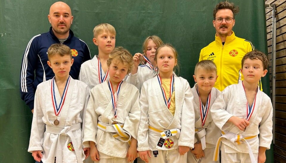 Stolta medaljörer. På bild från vänster: Joacim Brandt (ledare), Zid Eriksson, Holger Ruda, Love Forsberg, Nora Liljeberg, Ronja Carlbäck Wessner, Victor Aldheim, David Forsberg (ledare), Adrian Brandt.