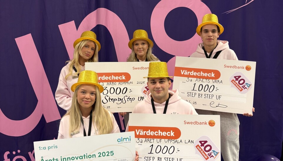 Step by Step UF - vinnare av Årets Innovation i Uppsala län:
”Vi är otroligt stolta”, säger Frida Wandring. Bakre raden från vänster: Hanna Jexell, Emilia Armholt Bergqvist och Elliot Bjurman, främre raden från vänster: Frida Wranding och Ramtin Namini.