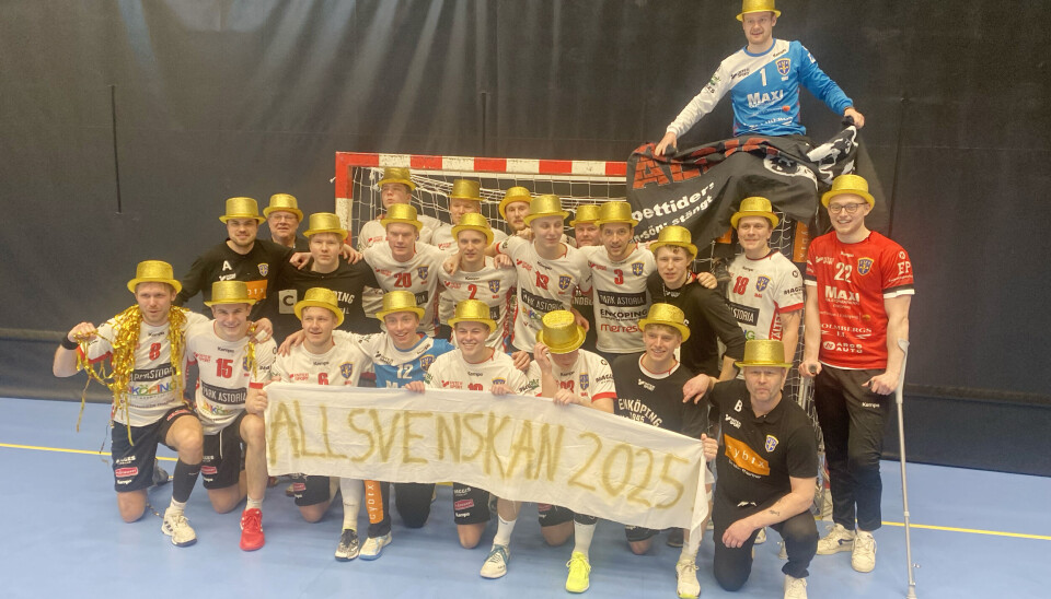 Allsvenskan nästa! Iklädda guldhattar firade EHF-spelarna det historiska avancemanget i Volvo CE Arena i Eskilstuna.