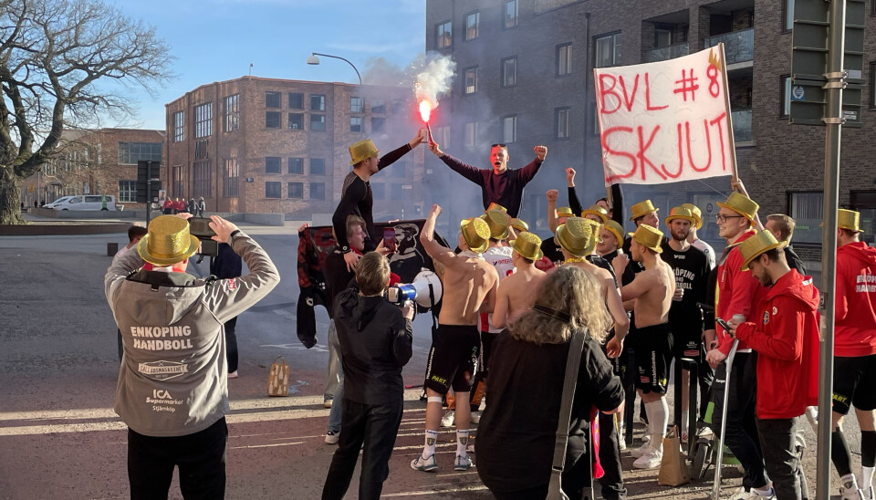 Spelarna firar med fansen utanför arenan.