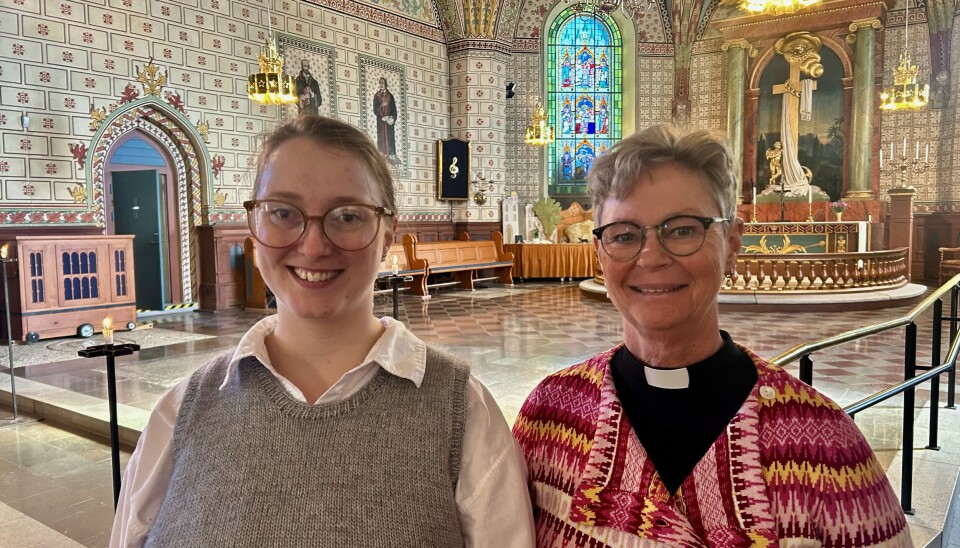 Glada födelsedagsfirare Från vänster: Mia Samuelsson, guide och projektledare för jubileet, och Lena Brolin, kyrkoherde.