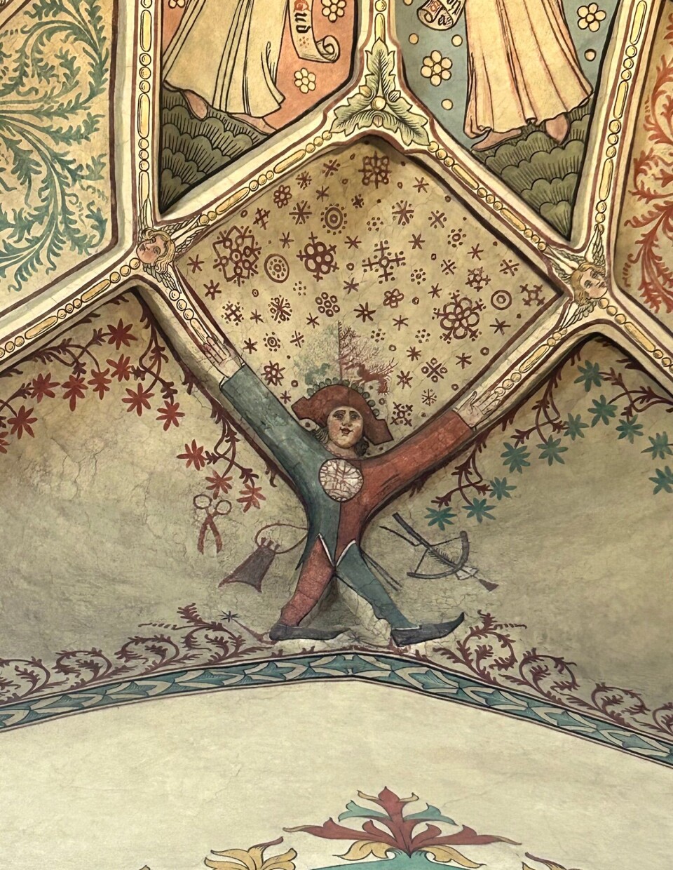 Valvgubben kan vara en gammal symbol för människan, som del av församlingen, som bär upp kyrkan.