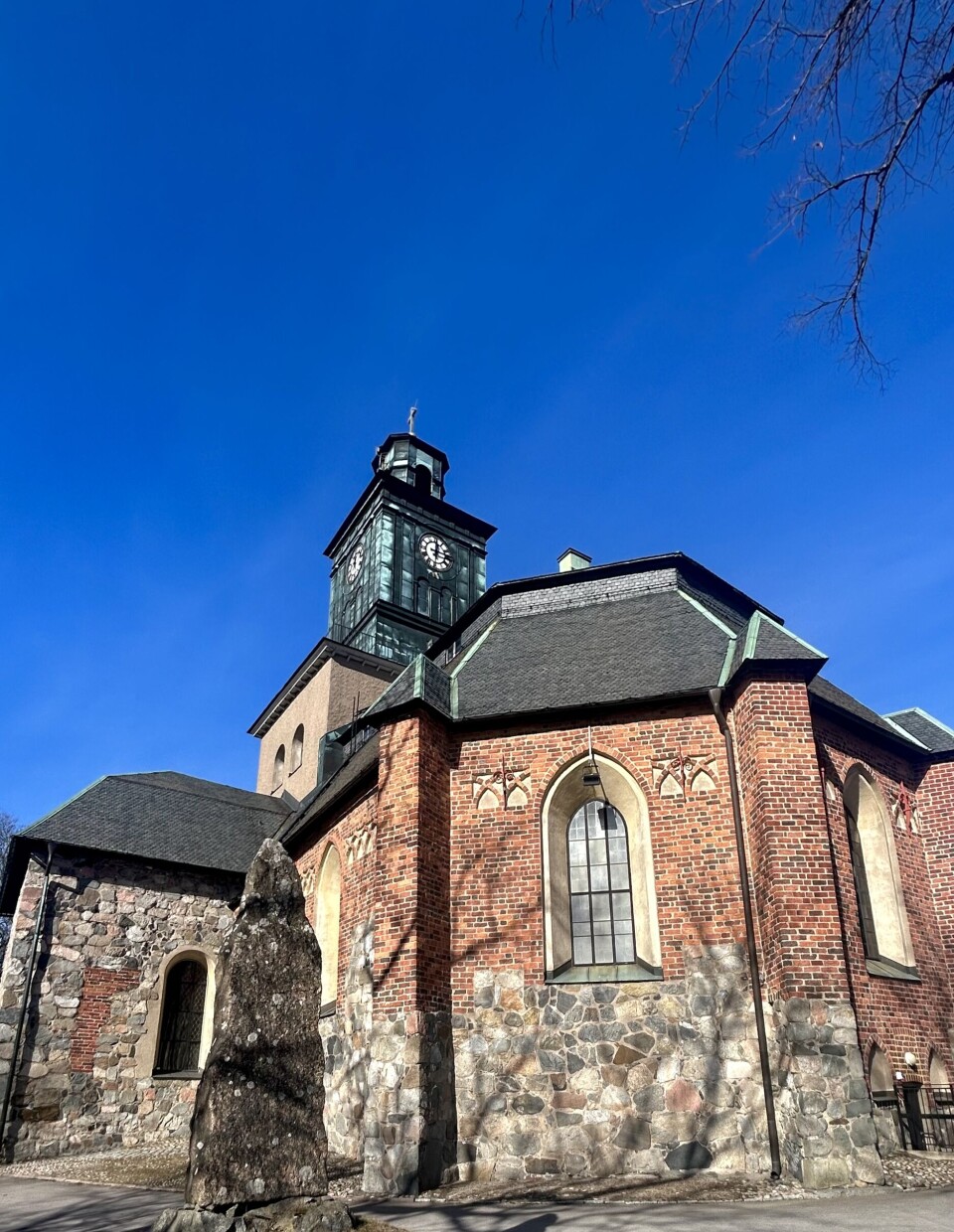 Kyrkan har under sina många århundraden byggt om och till, vilket fasaden vittnar om. Klocktornet byggdes senare under 1800-talet.