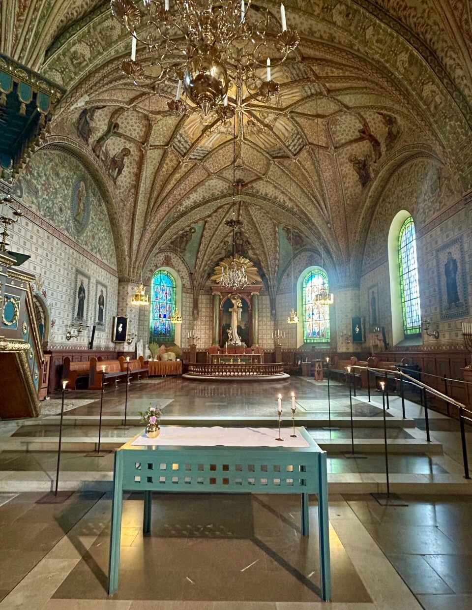 Vacker kyrka som imponerar i såväl storlek som historik.