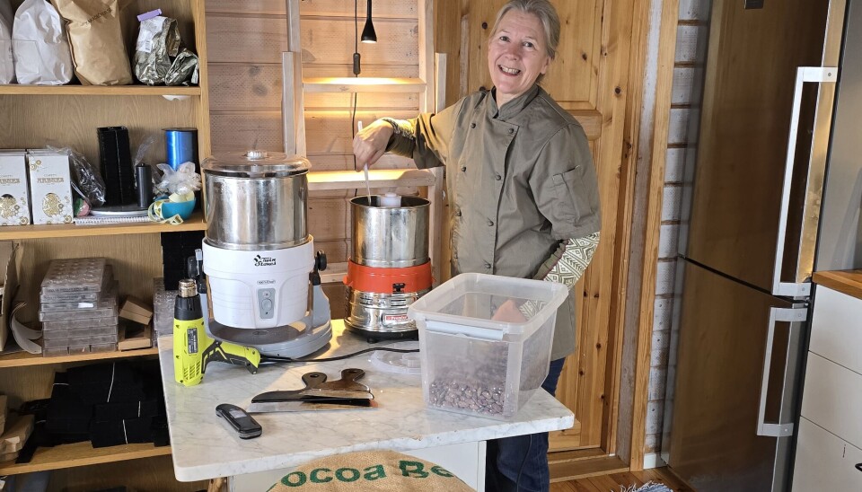Tove Saeland njuter av chokladhantverket och ligger nu i med produktionen till påsken, då Skokloster öppnar upp för besökare på nytt.