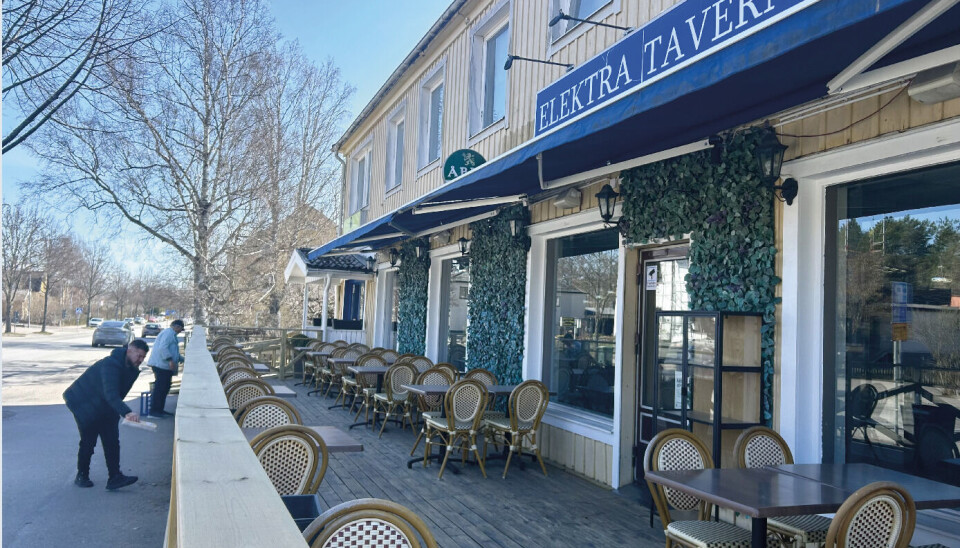 Plats i solen. I söndags passade man på att olja in det sista på Elektras uteservering som erbjuder gott om plats för restaurangens gäster.