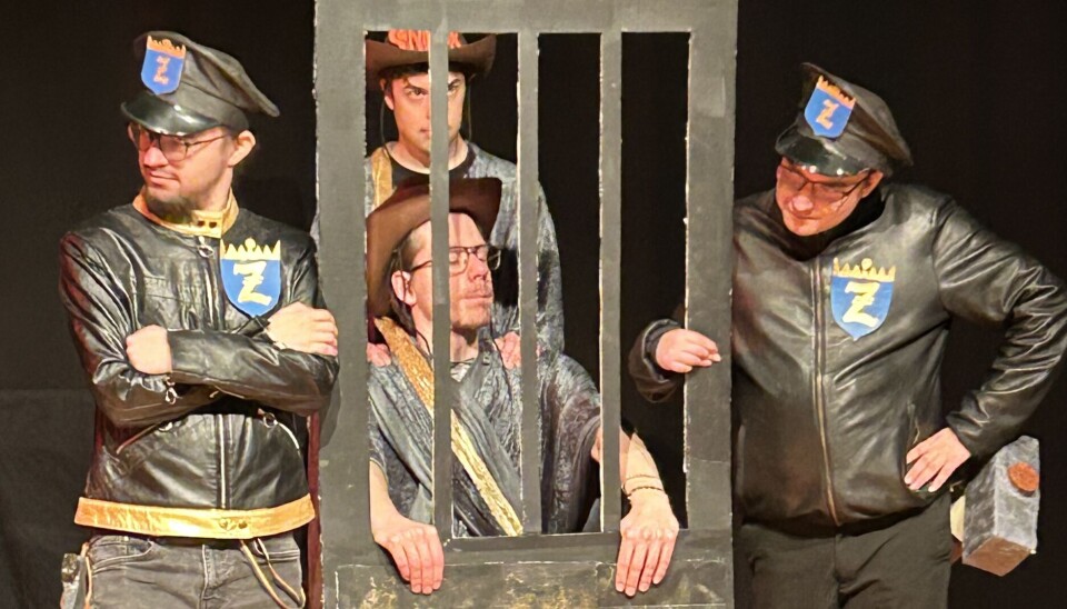 Vakterna Thomas Wallén Lund och Linus Jacobsson håller Snick och Snack, Viktor Wengström och Charlie Norrström, fängslade.