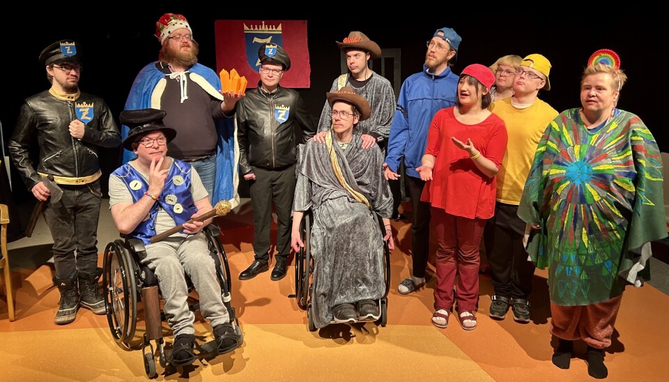 Ensemblen. Teater Stjärnskott repeterar för fullt inför premiären den 24 april klockan 10. Nästa föreställning är den 28 april klockan 18. Föreställningarna, som hålls i Teater Stjärnskotts lokal på Badhusgatan 7, Gratis inträde, begränsat antal platser, är öppna för allmänheten.