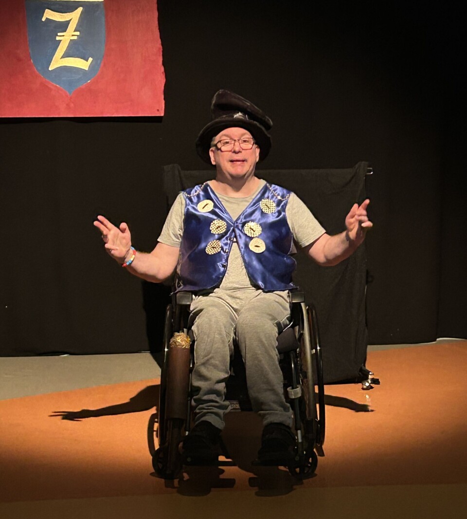 Trollkarlen Merlins krafter används i kampen att rädda Zomnia från ondskan. Han spelas av Thobias Österlund.