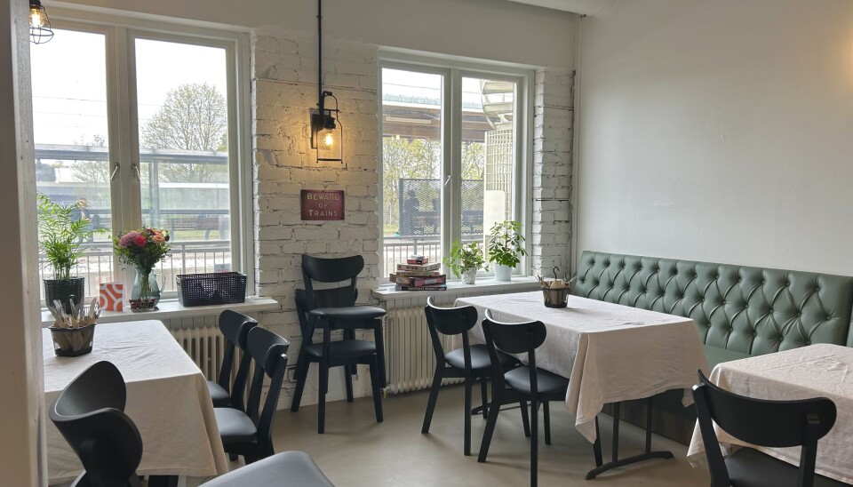 Kaffe på räls. Här kan man fika med utsikt över ankommande och avgående tåg.