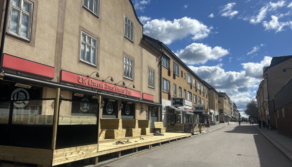 Flera verksamheter längs den nya gångfartsområdet på Torggatan bygger nu ut sina uteserveringar.