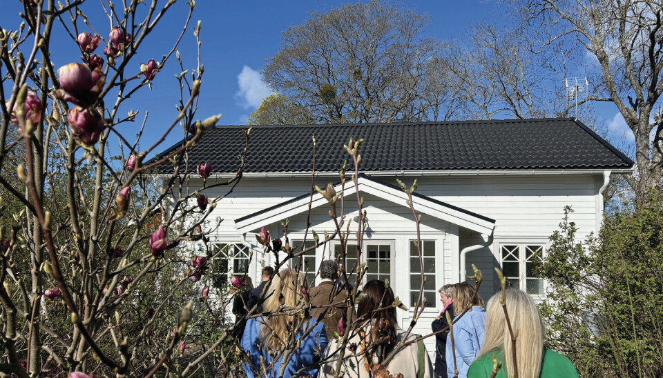 Visningsresa. Enköpings första Landsbygdsvecka startade i måndags med en ”visningsresa” genom Trögden. Här går resenärerna på upptäcksfärd i Mari Magnussons besöksträdgård i Vallby.