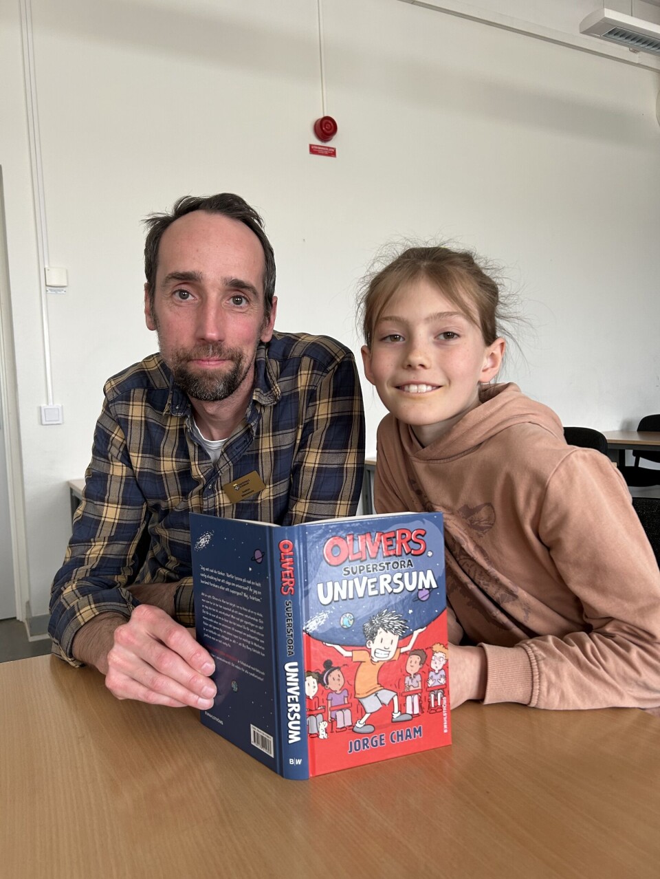 ”Roligt och givande”. Gustav Rehn Drugge i klass 4B på S:t Ilian läser ur sin bok Olivers Superstora Universum. På bild med läraren och bibliotekarien Joakim Persson.