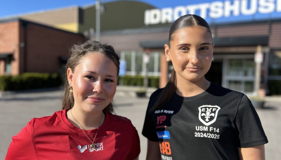 Plockade skräp i centrum. Nellie Leon (från vänster) och Eldina Sabanovic var två av 17 tjejer i Enköpings Handbollsförenings flicklag 2010/2011 som plockade skräp lördagen den 18 maj.