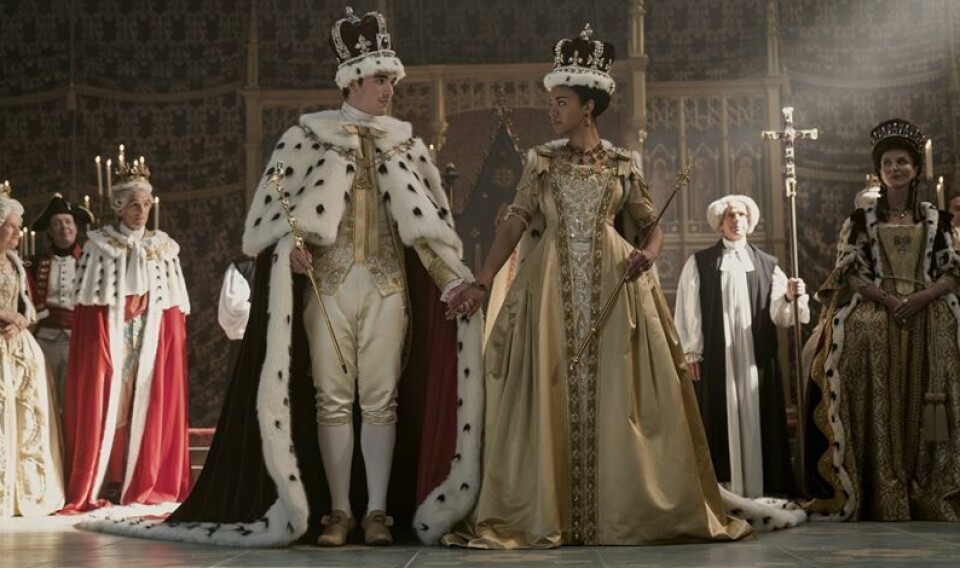 Utställning med flärd. Bland annat visas drottningens dräkt och tiara.